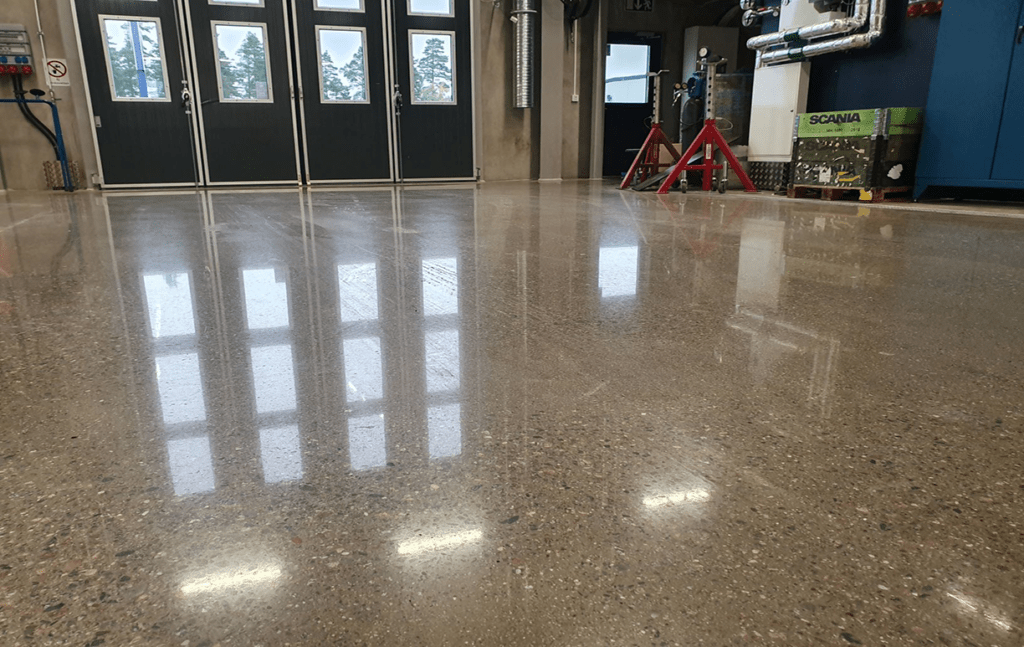 Dammbinda betonggolv med Lithurin PROTEC. A dustbinder for concrete floors, when dustbinding concrete floors, the surface is sealed to simplify cleaning and improve wear resistance.