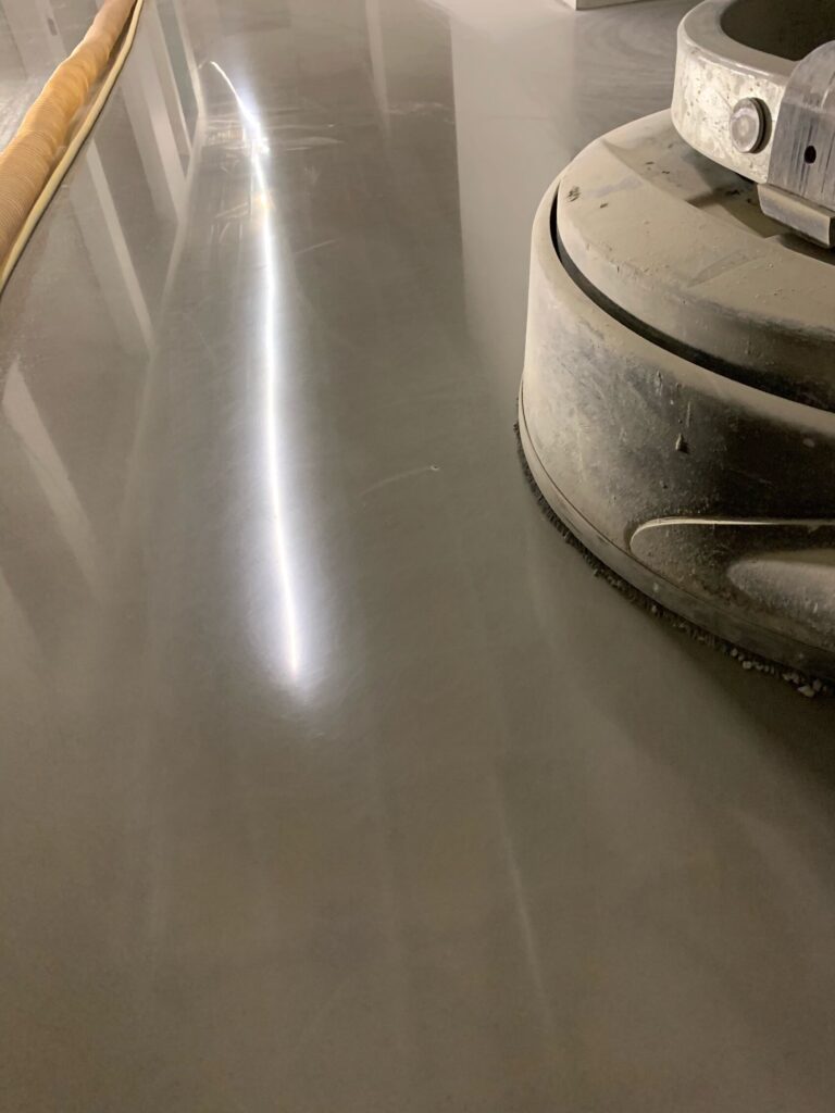 Dammninda betonggolv med Lithurin Protec. Betonggolv blir dammfria och lättstädade med produkter från AB Lindec.